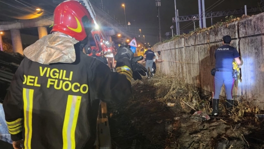 I rilievi dei poliziotti nel posto in cui un bus  precipitato da un cavalcavia con un bilancio di 21 morti e 15 feriti a Mestre, 4 ottobre 2023. ANSA / POLIZIA DI STATO (npk)