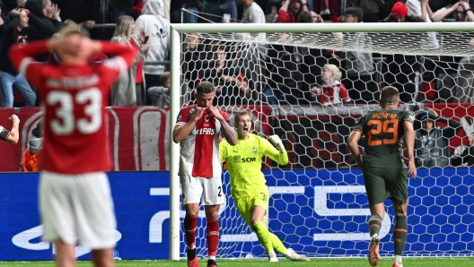 Antwerp's Belgian defender #23 Toby Alderweireld (C) reacts after missing a penalty during the UEFA Champions League Group H football match between Royal Antwerp Football Club and FC Shakhtar Donetsk at the Bosuilstadion in Antwerp on October 4, 2023. (Photo by JOHN THYS / AFP)