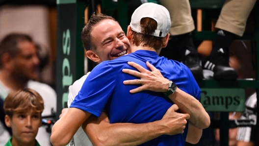 Foto Massimo Paolone/LaPresse 16 Settembre 2022 - Bologna, Italia - sport, tennis - Italia vs Argentina - Jannik Sinner vs Francisco Cerundolo - Coppa Davis 2022 - Unipol Arena. Nella foto: Jannik Sinner esulta per la vittoria con Filippo Volandri (Italia)  September 16, 2022 Bologna, Italy - sport, tennis - Italy vs Argentina - Jannik Sinner vs Francisco Cerundolo - Davis Cup 2022 - Unipol Arena. In the pic: Jannik Sinner celebrates for the victory with Filippo Volandri (Italia)