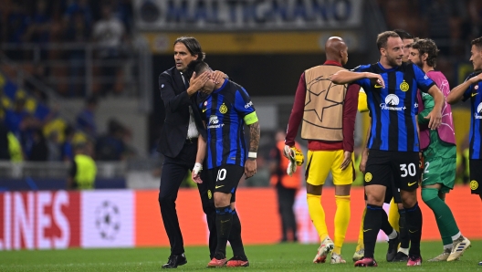 MILAN, ITALY - OCTOBER 03:  Head coach of FC Internazionale Simone Inzaghi reacts with Lautaro Martinez during the UEFA Champions League match between FC Internazionale and SL Benfica at Stadio Giuseppe Meazza on October 03, 2023 in Milan, Italy. (Photo by Mattia Ozbot - Inter/Inter via Getty Images)