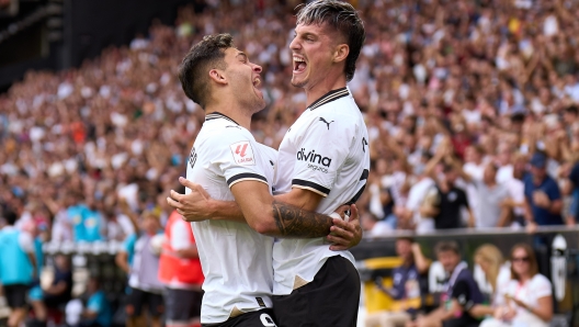 VALENCIA, SPAIN - SEPTEMBER 16: Hugo Duro of Valencia CF celebrates with Sergi Canos after scoring the team's first goal during the LaLiga EA Sports match between Valencia CF and Atletico Madrid at Estadio Mestalla on September 16, 2023 in Valencia, Spain. (Photo by Angel Martinez/Getty Images)