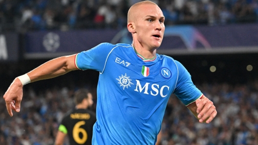 Napoli's Norwegian defender #55 Leo Skiri Ostigard celebrates after scoring the first goal during the UEFA Champions League 1st round day 2 Group C football match Napoli vs Real Madrid at the Diego Armando Maradona stadium in Naples on October 3, 2023. (Photo by Alberto PIZZOLI / AFP)