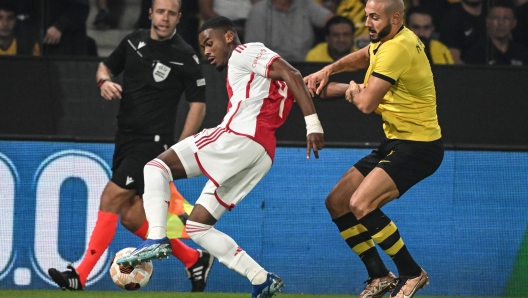 Ajax's Dutch defender #04 Jorrel Hato (L) fights for the ball with AEK's Moroccan midfielder #05 Noureddine Amrabat during the UEFA Europa League 1st round day 2 Group B football match between AEK Athens and Ajax Amsterdam at the Agia Sophia Stadium in Athens on October 5, 2023. (Photo by Angelos Tzortzinis / AFP)