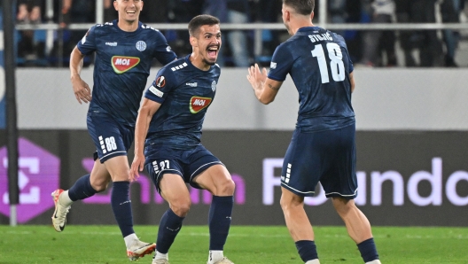 TSCs Serbian midfielder #27 Milos Pantovic (C) celebrates with teamates after scoring the teams second goal during the UEFA Europa League 1st round day 2 Group A football match between TSC Backa Topola and Olympiacos at the TSC Arena, in Backa Topola on October 5, 2023. (Photo by ANDREJ ISAKOVIC / AFP)