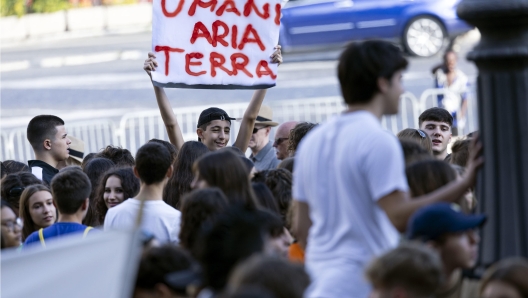 Ragazzi durante la manifestazione Fridays for Future, Roma, 6 ottobre 2023. The young people of Fridays for Future protest in Rome, 6 October 2023. ANSA/MASSIMO PERCOSSI