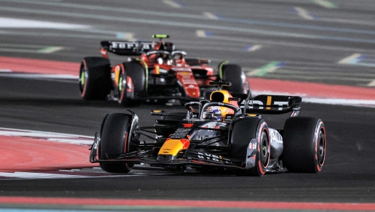 Red Bull Racing's Dutch driver Max Verstappen (foreground) drives ahead of Ferrari's Spanish driver Carlos Sainz Jr during the qualifying session ahead of the Qatari Formula One Grand Prix at the Lusail International Circuit on October 6, 2023. (Photo by KARIM JAAFAR / AFP)