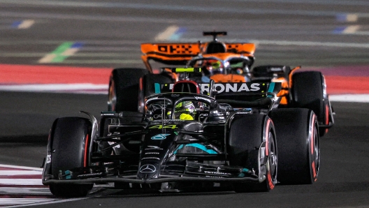 Mercedes' British driver Lewis Hamilton (foreground) drives ahead of McLaren's Australian driver Oscar Piastri during the qualifying session ahead of the Qatari Formula One Grand Prix at the Lusail International Circuit on October 6, 2023. (Photo by KARIM JAAFAR / AFP)