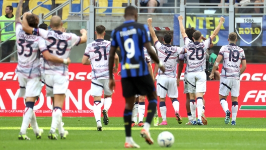 Bolognas Joshua Zirkzee jubilates with his teammates after scoring goal of 2 to 2 during the Italian serie A soccer match between Fc Inter  and Bologna Giuseppe Meazza stadium in Milan, 7 October 2023. ANSA / MATTEO BAZZI