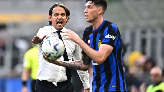 Inter Milan's Italian coach Simone Inzaghi reacts as Inter Milan's Italian defender #95 Alessandro Bastoni holds the ball during the Italian Serie A football match between Inter Milan and Bologna at The San Siro Stadium in Milan on October 7, 2023. (Photo by GABRIEL BOUYS / AFP)