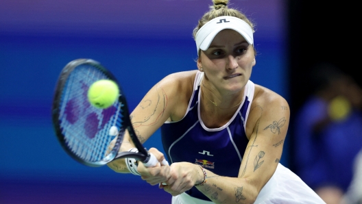 NEW YORK, NEW YORK - SEPTEMBER 06: Marketa Vondrousova of the Czech Republic returns a shot against Madison Keys of the United States during their Women's Singles Quarterfinal match on Day Ten of the 2023 US Open at the USTA Billie Jean King National Tennis Center on September 06, 2023 in the Flushing neighborhood of the Queens borough of New York City.   Clive Brunskill/Getty Images/AFP (Photo by CLIVE BRUNSKILL / GETTY IMAGES NORTH AMERICA / Getty Images via AFP)