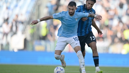 Foto Alfredo Falcone/LaPresse 08 Ottobre 2023 - Roma, Italia - sport, calcio - Lazio vs Atalanta - Campionato italiano di calcio Serie A TIM 2023/2024 - Stadio Olimpico. Nella foto: Taty Castellanos (19 SS Lazio) Jose’ Dos Santos Ederson (13 Atalanta BC)  Foto Alfredo Falcone/LaPresse October 08, 2023 Rome, Italy - sport, soccer - Lazio vs Atalanta - Italian Serie A Football Championship 2023/2024 - Olimpic Stadium. In the pic: Taty Castellanos (19 SS Lazio) Jose’ Dos Santos Ederson (13 Atalanta BC)