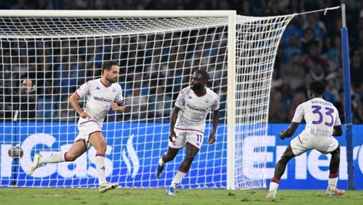 NAPLES, ITALY - OCTOBER 08: Giacomo Bonaventura of ACF Fiorentina celebrates after scoring their second side goal during the Serie A TIM match between SSC Napoli and ACF Fiorentina at Stadio Diego Armando Maradona on October 08, 2023 in Naples, Italy. (Photo by Francesco Pecoraro/Getty Images)