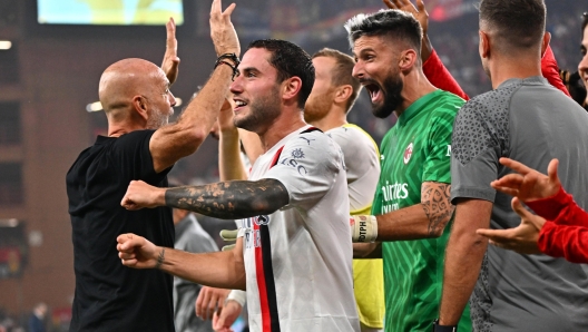 Milan's Olivier Giroud (R) goalkeeper and Milan's coach Stefano Pioli jubilates with his teammates after the end of Italian Serie A match, Genoa CFC vs Ac Milan at Luigi Ferraris stadium in Genoa, Italy, 07 october 2023. ANSA/LUCA ZENNARO