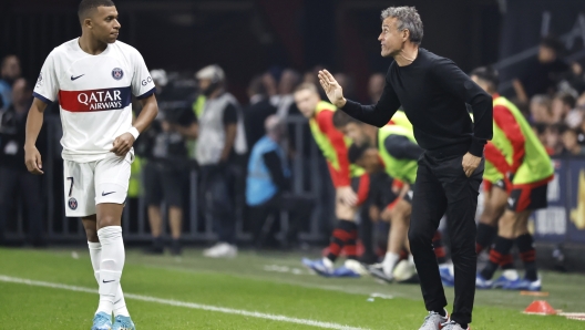 PSG's head coach Luis Enrique, right, talks to PSG's Kylian Mbappe during the French League One soccer match between Rennes and Paris Saint Germain, at the Roazhon Park Stadium, in Rennes, France, Sunday, Oct. 8, 2023. (AP Photo/Jeremias Gonzalez)   Associated Press/LaPresse Only Italy and Spain