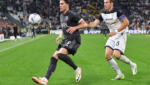 Juventus' Dusan Vlahovic and Lecce's Federico Baschirotto in action during the italian Serie A soccer match Juventus FC vs US Lecce at the Allianz Stadium in Turin, Italy, 26 september 2023 ANSA/ALESSANDRO DI MARCO