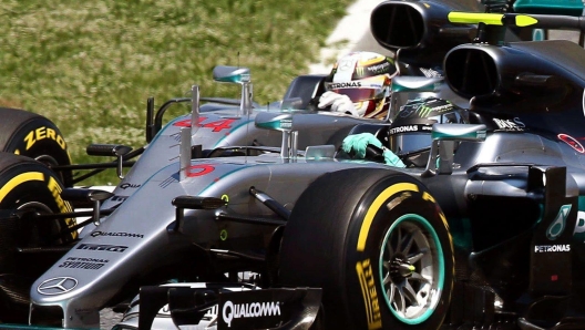 epa05307534 British Formula One driver Lewis Hamilton (back) of Mercedes AMG GP and his German teammate Nico Rosberg (front) lead the pack at the start of the Spanish Formula One Grand Prix at the Barcelona-Catalunya circuit in Montmelo, Barcelona, Spain, 15 May 2016.  EPA/TONI ALBIR