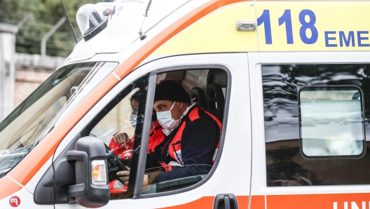 Autista ambulanza con mascherina allÂ?Ospedale Lazzaro Spallanzani, Roma 31 Gennaio 2020. ANSA/GIUSEPPE LAMI