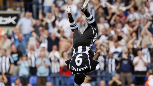 dopo gol capriole Newcastle United's Obafemi Martins celebrates after scoring during their English Premier League soccer match against Bolton Wanderers in Bolton, northern England August 11, 2007.    REUTERS/Phil Noble (BRITAIN).  NO ONLINE/INTERNET USAGE WITHOUT A LICENCE FROM THE FOOTBALL DATA CO LTD. FOR LICENCE ENQUIRIES PLEASE TELEPHONE +44 (0) 207 864 9000.