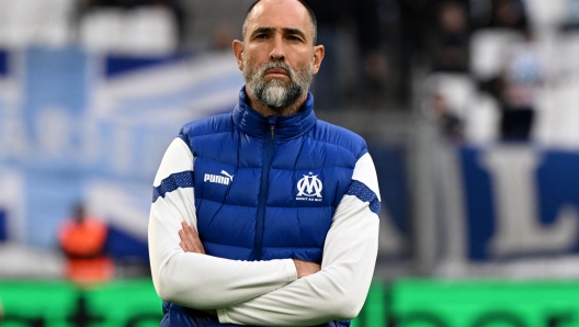 Marseille's Croatian head coach Igor Tudor watches his players warming up prior to the French L1 football match between Olympique Marseille (OM) and SCO Angers at Stade Velodrome in Marseille, southern France on May 14, 2023. (Photo by Nicolas TUCAT / AFP)