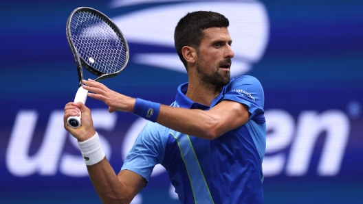 NEW YORK, NEW YORK - SEPTEMBER 10: Novak Djokovic of Serbia returns a shot against Daniil Medvedev of Russia during their Men's Singles Final match on Day Fourteen of the 2023 US Open at the USTA Billie Jean King National Tennis Center on September 10, 2023 in the Flushing neighborhood of the Queens borough of New York City.   Mike Stobe/Getty Images/AFP (Photo by Mike Stobe / GETTY IMAGES NORTH AMERICA / Getty Images via AFP)