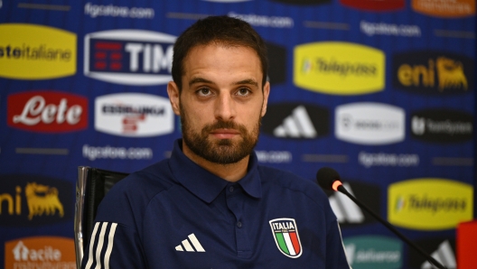 FLORENCE, ITALY - OCTOBER 11: Giacomo Bonaventura of Italy speaks with the media during a press conference at Centro Tecnico Federale di Coverciano on October 11, 2023 in Florence, Italy. (Photo by Claudio Villa/Getty Images)