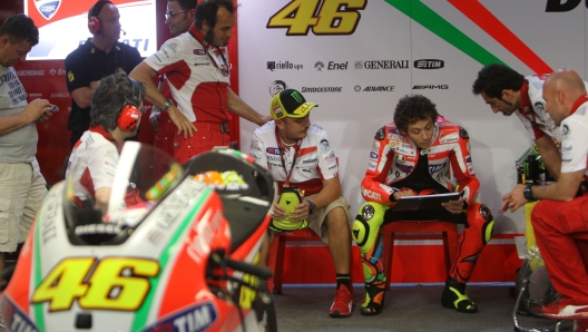 Ducati's MotoGP rider Valentino Rossi (C) of Italy waits to take part in the qualifying practice session at the Losail International Circuit in the Qatari capital Doha on April 7, 2012 ahead of the Grand Prix of Qatar. AFP PHOTO / KARIM JAAFAR