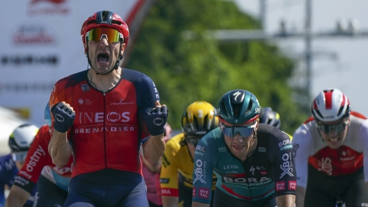 Tour of Guangxi 2023 - 4th Edition - 1st stage Beihai - Beihai 135,6 km - 12/10/2023 - Elia Viviani (ITA - INEOS Grenadiers) - photo Massimo Fulgenzi/SprintCyclingAgency©2023  - Tour of Guangxi 2023 - 4th Edition - 1st stage Beihai - Beihai 135,6 km - 12/10/2023 - Elia Viviani (ITA - INEOS Grenadiers) - Jonathan Milan (ITA - Bahrain - Victorious) - Sam Bennett (IRL - Bora - hansgrohe) - photo Massimo Fulgenzi/SprintCyclingAgency©2023  - fotografo: BETTINI