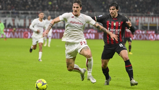 MILAN, ITALY - JANUARY 08: Nicolò Zaniolo of AS Roma and Sandro Tonali of AC Milan compete for the ball during the Serie A match between AC Milan and AS Roma at Stadio Giuseppe Meazza on January 08, 2023 in Milan, Italy. (Photo by Fabio Rossi/AS Roma via Getty Images)