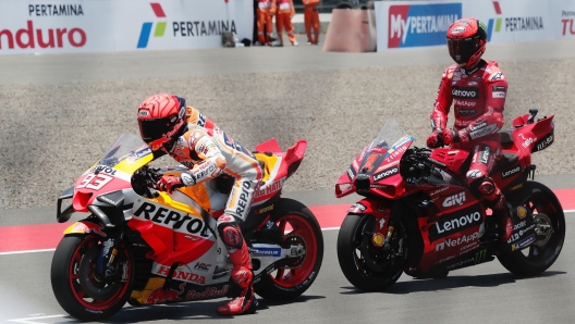 epa10916092 Spanish MotoGP rider Marc Marquez (L) of the Repsol Honda Team and  Italian rider Francesco Bagnaia (R) of the Ducati Lenovo Team attend a practice session for the Motorcycling Grand Prix of Indonesia at the Pertamina Mandalika International Circuit on Lombok, Indonesia, 13 October 2023. The Motorcycling Grand Prix of Indonesia will take place on 15 October 2023.  EPA/ADI WEDA