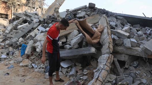 EDITORS NOTE: Graphic content / A Palestinian searches the rubble of a building following an Israeli strike, in the city Rafah, in the southern Gaza Strip on October 14, 2023, as battles between Israel and the Hamas movement continue for the eigth consecutive day,. Thousands of people, both Israeli and Palestinians have died since October 7, 2023, after Palestinian Hamas militants based in the Gaza Strip, entered southern Israel in a surprise attack leading Israel to declare war on Hamas in Gaza on October 8. (Photo by SAID KHATIB / AFP)