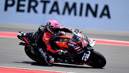 Aprilia Spanish rider Aleix Espargaro rides during the qualifying session of the Indonesian Grand Prix MotoGP at the Mandalika International Circuit in Kuta Mandalika, Central Lombok on October 14, 2023. (Photo by SONNY TUMBELAKA / AFP)