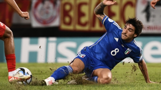 Foto Fabio Ferrari/LaPresse 9 Settembre 2023 - Skopje, Macedonia - sport, calcio - Macedonia Vs Italia - Qualificazioni Euro 2024 - Group C - National Arena Todor Proeski. Nella foto: Sandro Tonali (Italy) in azione, pessime condizioni del terreno di gioco  September 9, 2023 Skopje, Macedonia - sport, soccer - North Macedonia Vs Italy -European Qualifiers 2024-Group C-National Arena Todor Proeski.In the pic: Sandro Tonali (Italy) in action, poor playing field conditions