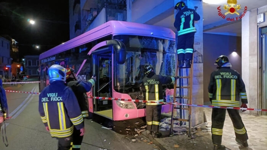 MESTRE, BUS ELETTRICO CONTRO PILASTRO PALAZZO. INTERVENTO VIGILI DEL FUOCO