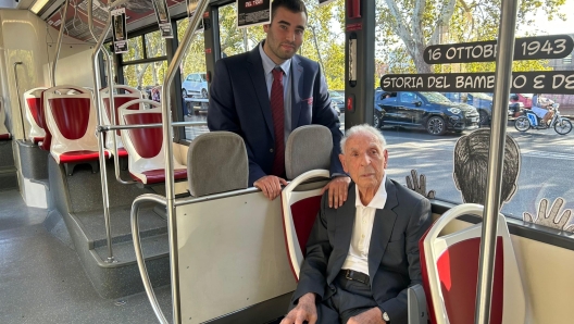 "Rivivo l'incubo di 80 anni fa, quelle scene mi riportano alla memoria il rastrellamento del ghetto di Roma, avevo 12 anni ma non potrò mai dimenticare". Così Emanuele Di Porto, 92 anni e uno dei pochi sopravvissuti ancora in vita del rastrellamento del ghetto di Roma, racconta all'ANSA come vive questi giorni dopo l'attacco di Hamas ad Israele. Quest'anno ricorrono gli 80 anni della razzia del ghetto di Roma.  ANSA/DOMENICO PALESSE