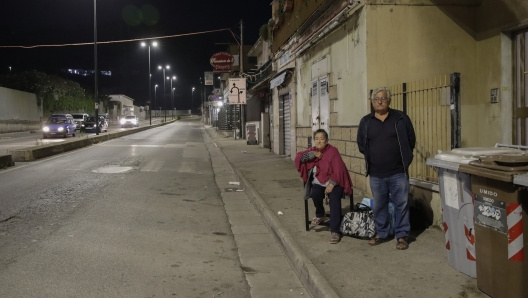 Persone riverse per la strada dopo la scossa di terremoto quartiere Agnano via Pisciarelli  - Persone riverse per la strada dopo la scossa di terremoto quartiere Agnano via Pisciarelli  - fotografo: sa