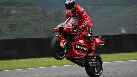 TOPSHOT - Ducati Italian rider Francesco Bagnaia celebrates after taking the pole position after the qualifying rounds ahead of the Italian MotoGP race at Mugello Circuit in Mugello, on June 10, 2023. (Photo by Filippo MONTEFORTE / AFP)