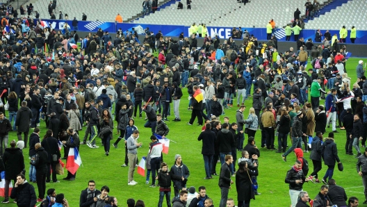 attacchi terroristici simultanei a Parigi 13 novembre rivendicati dall'Isis. le esplosioni fuori dallo Stade de France durante la partita amichevole Francia vs Germania. reazioni tifosi   les supporters se refugient sur le terrain apres les attentats pres du stade - 13.11.2015 - France / Allemagne - Match amical Photo : Nolwenn Le Gouic / Icon Sport /AGENZIA ALDO LIVERANI SAS - - ITALY ONLY - EDITORIAL USE ONLY - Francia Vs Germania partita amichevole- i tifosi sul campo di gioco dopo gli attentati - Francia Vs Germania partita amichevole - fotografo: Agenzia Aldo Liverani Sas