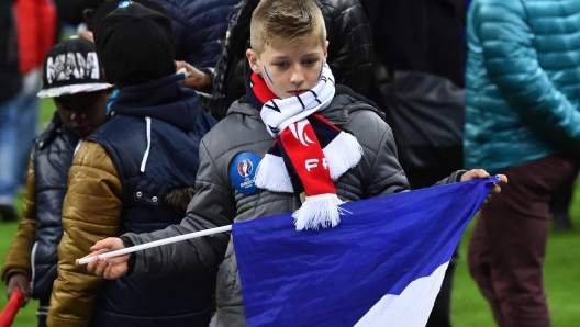 epa05023873 Spectators gather on the pitch of the stadium after the international friendly soccer match between France and Germany at Stade de Fance in Paris, France, 13 November 2015.  At least 26 people have died in attacks in Paris on 13 November after reports of a shootout and explosions near the Stade de France stadium.  EPA/UWE ANSPACH