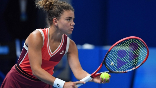 Italy's Jasmine Paolini serves to China's Zheng Qinwen during their women's singles semi-final match of the WTA Zhengzhou Open tennis tournament in Zhengzhou, in China's central Henan province on October 14, 2023. (Photo by AFP) / China OUT