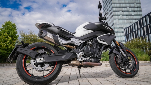 Naked: CF Moto 800 NK contro Ktm 890 Duke R e Triumph Street Triple RS