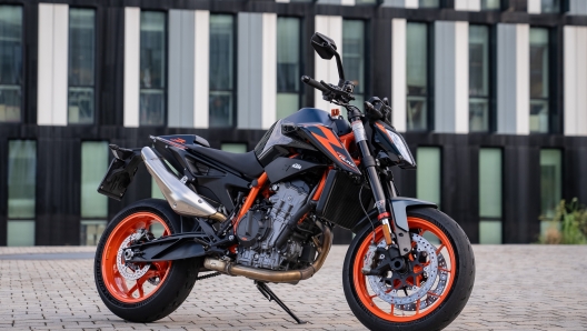 Naked: CF Moto 800 NK contro Ktm 890 Duke R e Triumph Street Triple RS