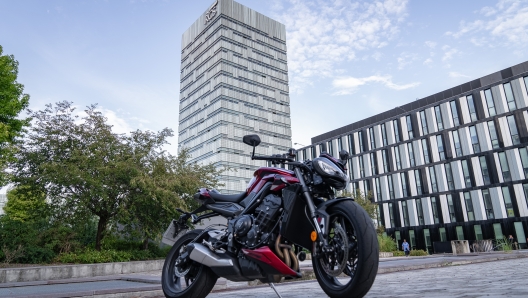 Naked: CF Moto 800 NK contro Ktm 890 Duke R e Triumph Street Triple RS