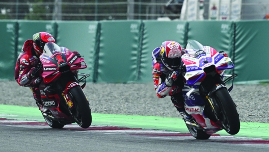 DELHI, INDIA - SEPTEMBER 24: Jorge Martin of Spain of  Prima Pramac Racing team (R) and Francesco Bagnaia of Italy of Ducati Lenovo Team during MotoGP race of the Indian MotoGP Grand Prix at the Buddh International Circuit in Greater Noida on the outskirts of New Delhi, on September 24, 2023. (Photo by Prakash Singh/Getty Images)