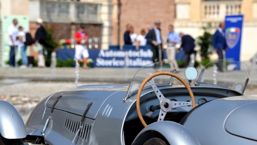 auto d'epoca in piazza a Roma