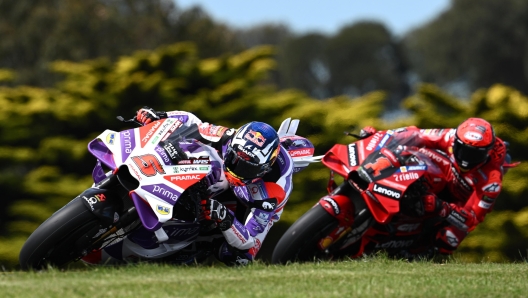 epa10928416 French rider Johann Zarco (L) of Prima Pramac Racing and Italian rider Francesco Bagnaia of Ducati Lenovo Team in action at the Free Practice Two during the Australian Motorcycle Grand Prix at the Phillip Island Grand Prix Circuit on Phillip Island, Victoria, Australia, 20 October 2023.  EPA/JOEL CARRETT  AUSTRALIA AND NEW ZEALAND OUT