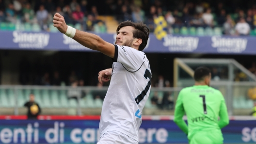 Napoli's Khvicha Kvaratskhelia jubilates after scoring the goal 0-3 , during the Italian Serie A soccer match Hellas Verona vs S.S. Napoli Calcio at Marcantonio Bentegodi stadium in Verona, Italy, 21 October 2023.  ANSA/FILIPPO VENEZIA