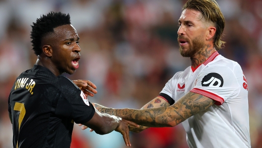 SEVILLE, SPAIN - OCTOBER 21: Vinicius Junior of Real Madrid and Sergio Ramos of Sevilla FC clash during the LaLiga EA Sports match between Sevilla FC and Real Madrid CF at Estadio Ramon Sanchez Pizjuan on October 21, 2023 in Seville, Spain. (Photo by Fran Santiago/Getty Images)