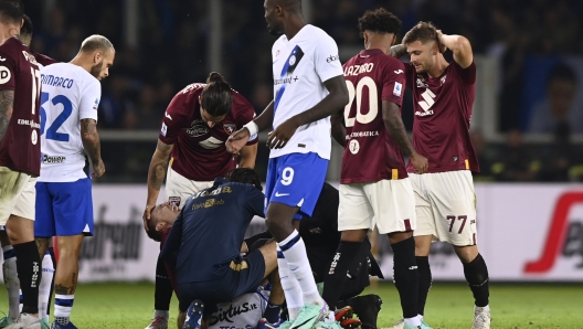 Foto Fabio Ferrari/LaPresse 21 Ottobre 2023 - Torino, Italia - sport, calcio - ESCLUSIVA TORINO FC - Torino Fc vs Inter - Campionato italiano di calcio Serie A TIM 2023/2024 - Stadio Olimpico Grande Torino.  Nella foto: Perr Schuurs (Torino FC) infortunio  October 21, 2023 Turin, Italy - sport, calcio - EXCLUSIVE TORINO FC - Torino Fc vs Hellas Verona- Italian Serie A Football Championship 2023/2024 - Olimpico Grande Torino Stadium.  In the pic: Perr Schuurs (Torino FC) injured