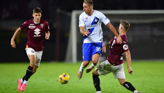 TURIN, ITALY - OCTOBER 21: Davide Frattesi of FC Internazionale clashes with Karol Linetty of Torino FC during the Serie A TIM match between Torino FC and FC Internazionale at Stadio Olimpico di Torino on October 21, 2023 in Turin, Italy. (Photo by Valerio Pennicino/Getty Images)