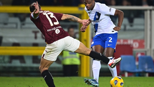 TURIN, ITALY - OCTOBER 21:  Denzel Dumfries of FC Internazionale in competes for the ball with Ricardo Rodriguez of Torino FC during the Serie A TIM match between Torino FC and FC Internazionale at Stadio Olimpico di Torino on October 21, 2023 in Turin, Italy. (Photo by Mattia Ozbot - Inter/Inter via Getty Images)